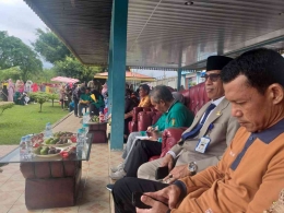 Dokpri PJ Bupati Kampar, Dr. H.Kamsol,M.M terlihat serius mencatat saat ketua panitia menyampaikan sambutan (Sabtu, 1/10/2022)