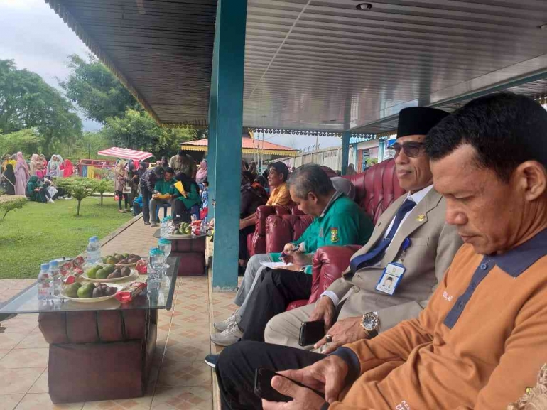 Dokpri PJ Bupati Kampar, Dr. H.Kamsol,M.M terlihat serius mencatat saat ketua panitia menyampaikan sambutan (Sabtu, 1/10/2022)