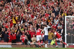 Para suporter Arsenal merayakan gol ke gawang Tottenham Hotspur. Foto: AFP?Adrian Dennis via Kompas.com