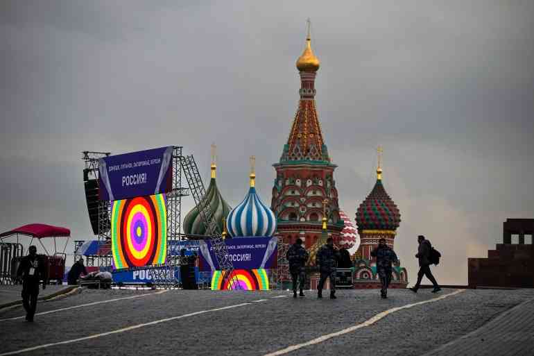 Lapangan Merah Moskow mempersiapkan konser perayaan masuknya.