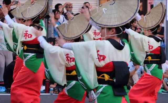 Awa Odori dengan caping unik namanya Tori-oi-gasa (dokpri)