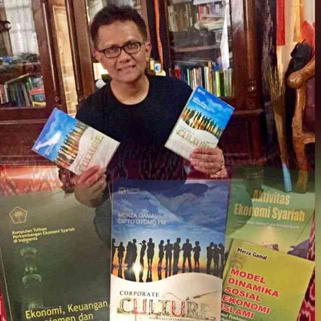 Image:  Senantiasalah menuliskan catatan amal kebaikan pada buku kehidupan (Photo by Merza Gamal)