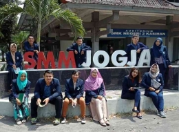 Foto bersama di depan SMM Jogja (Dokumen Pribadi)
