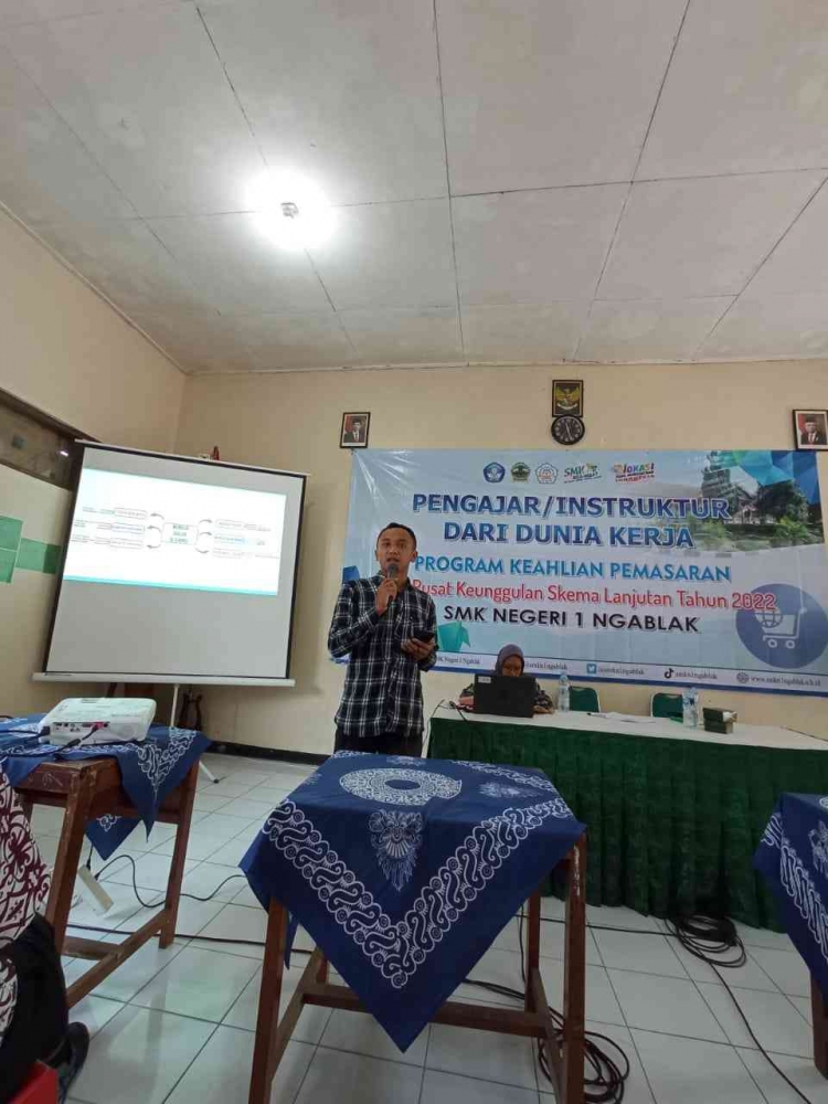 Pimpinan Sakhiprint Salatiga, Danu Yogi Kurnia saat memberikan motivasi kepada siswa siswi SMK Negeri 1 Ngablak (Dokpri)
