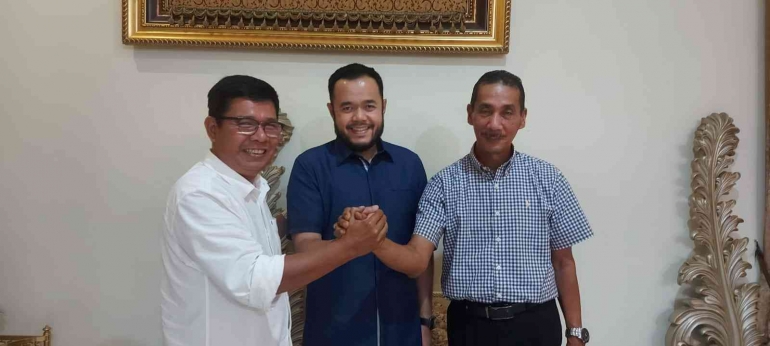 Syauqi dan Mothia Aziz foto bersama dengan Walikota Padang Panjang Fadhly Amran. (foto dok syauqi)