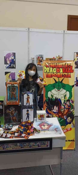 Ngobrol dan foto di booth komunitas Dragon Ball Indonesia. Wah semuanya rata-rata ngefans Goku. Kalau aku suka Trunks (dokpri) 