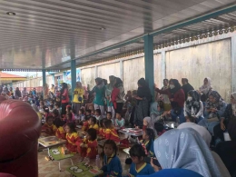 Dokpri Ratusan anak di belakang kursi tamu bersiap lomba mewarnai (Sabtu, 1/10/2022)