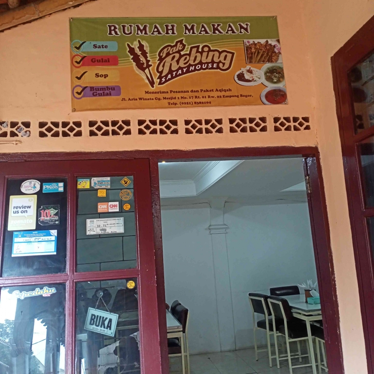 Pintu masuk rumah makan sate kambing (dokumen pribadi)