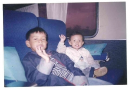 Kaka dan Mas tahun 2000 berlibur ke Yogyakarta dan Solo menggunakan kereta api. Dokumen pribadi