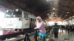 Teteh berlibur ke Kota Surabaya dan Kota Malang menggunakan kereta api. Dokumen pribadi.