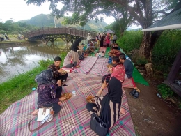 Makan bersama di pinggir jembatanSumber: WAG Pelaku Wisata Aceh