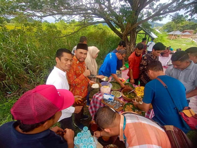 Makan bersama, antri dengan tertib BroSumber: WAG Pelaku Wisata Aceh