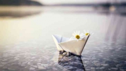 Ilustrasi gambar by Wallpaperbetter. Com | Sebuah ilustrasi perahu kertas di air air yang menggenangi jalan