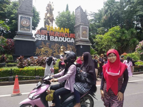 Di jalan Taman Air Mancur Sri Baduga (Dok. Pribadi)