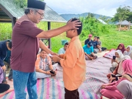 Santunan untuk Anak Yatim oleh Bro Haji Ilyas Sumber: WAG Pelaku Pariwisata Aceh 
