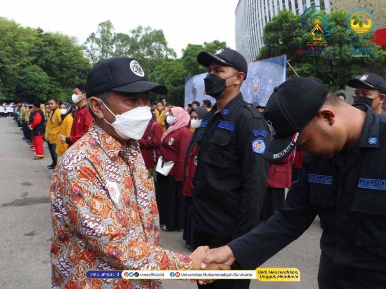 Rektor UMS, Prof Sofyan Anif menyalami peserta Apel Kesiapsiagaan Muktamar 48 Muhammadiyah Aisyiyah. Foto Humas UMS