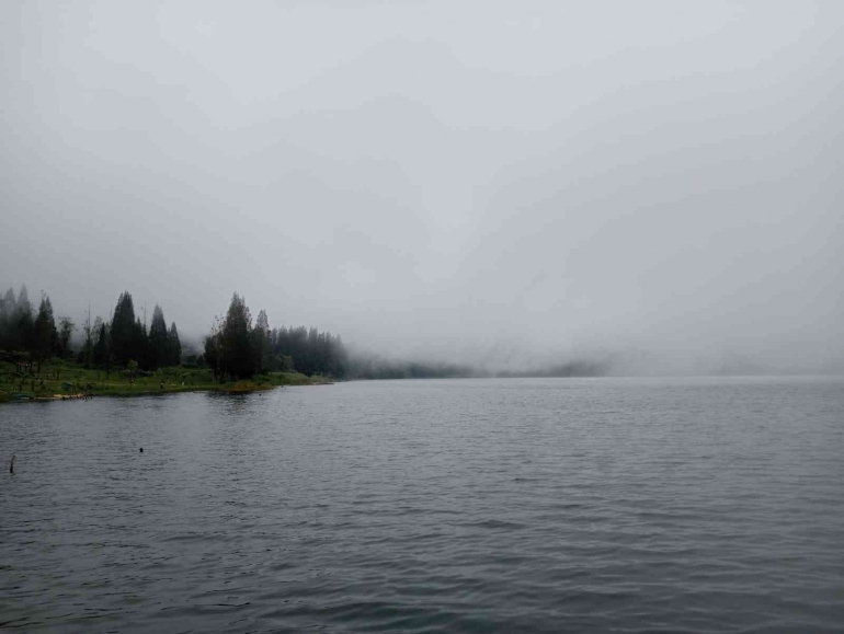 Kabut menyelimuti permukaan danau Lau Kawar (Dok. Pribadi)