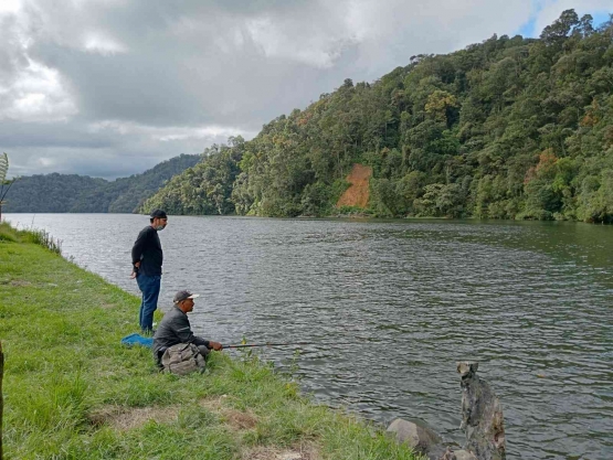 Memancing di danau Lau Kawar (Dok. Pribadi)