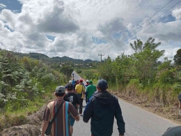 Peserta gerak jalan santai menuju lokasi danau Lau Kawar, 25/9/2022 (Dok. Pribadi)