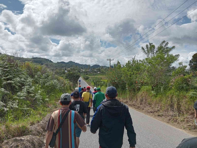 Peserta gerak jalan santai menuju lokasi danau Lau Kawar, 25/9/2022 (Dok. Pribadi)
