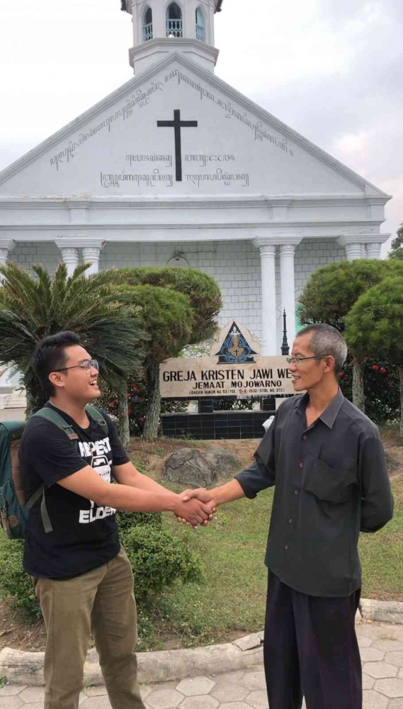 Foto bersama Pak Adi selaku pengurus GKJW (dokpri)