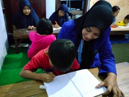 Kegiatan Pengenalan Baca dan Tulis oleh Mahasiswa MBKM BKP Membangun Desa UM bersama Bu Rum