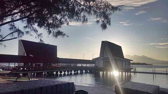 Sunrise Ahad pagi tadi, di balik dua bangunan baru pelabuhan laut Gili Trawangan, Lombok. Dokpri