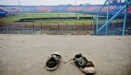 Pagar stadion Kanjuruhan masih berdiri, terkesan aman, namun mengurung suporter ketika kekacauan. Sumber:  www.liputan6.com