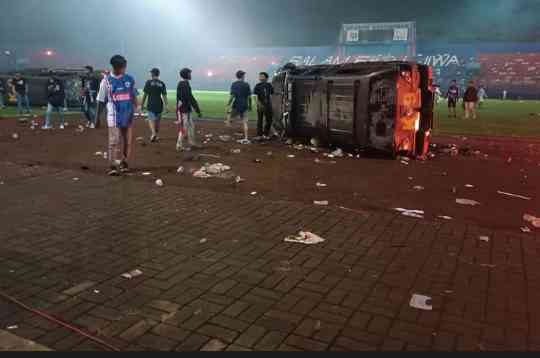 Kerusuhan di stadion kanjuruhan/ sumber foto: kompas.com/Imron Hakiki