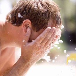 Ilustrasi seorang pria membersihkan wajah. | Sumber: Pixels.com