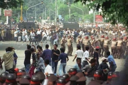 Suasana penyerbuan kantor PDI di Jalan Diponegoro 58, Menteng, Jakarta Pusat, 27 Juli 1996. Sumber: KOMPAS/EDDY HASBY