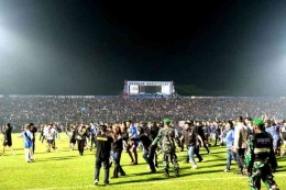 Kericuhan dan kerusuhan mewarnai pertandingan Arema FC dan Persebaya Surabaya, di Stadion Kanjuruhan (KOMPAS.COM/Imron Hakiki)