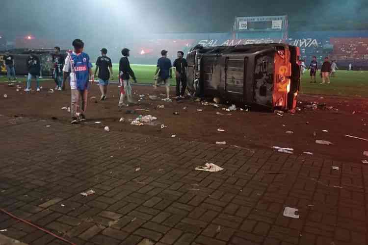 Tragedi kanjuruhan berdarah, kerusuhan suporter yang memakan banyak korban meninggal dunia | Foto Via Kompas.com