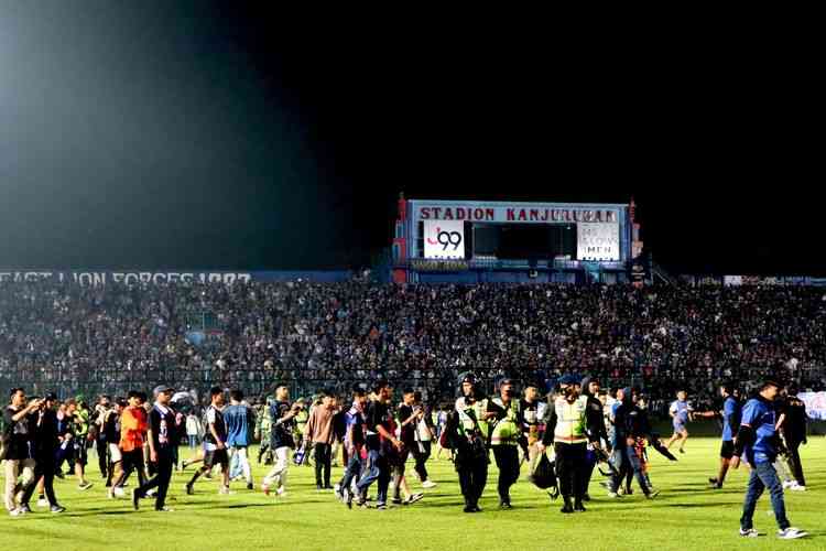 Suasana di area Stadion Kanjuruhan, Kabupaten Malang, seusai kericuhan penonton yang terjadi seusai laga pekan ke-11 Liga 1. | Sumber: kompas.com