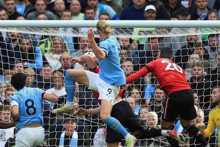 Erling Haaland berhasil mencetak gol ke gawang Manchester United. Foto: AFP/Lindsey Parnaby via Kompas.com