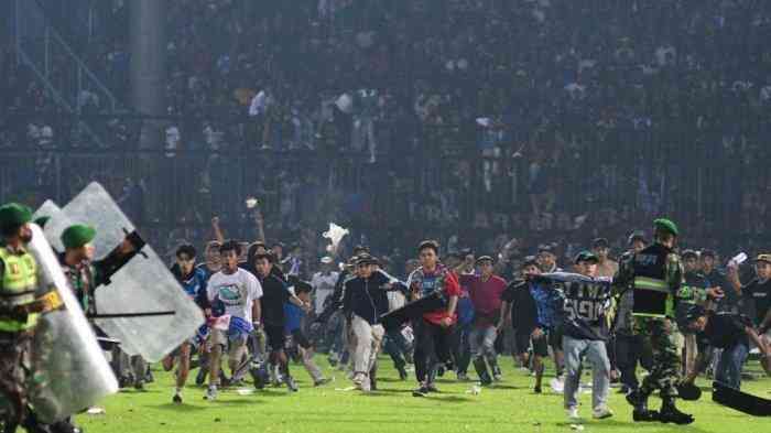 Kerusuhan terjadi di dalam lapangan stadion Kanjuruhan Sabtu malam (01/10) (Sumber: tribunnews.com)