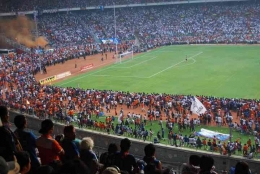Persija vs Arema 2008, rendahnya pagar stadion memudahkan suporter untuk meninggalkan tribun yang terlalu padat Sumber: Twitter @Bola_Jakarta