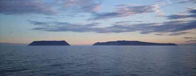 Kepulauan Diomede, Pulau Little Diomede (kiri) dan Pulau Big Diomede (kanan).  (Foto: detik.com)
