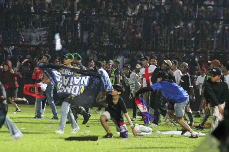 Kericuhan suporter bola. (sumber : sindonews.com)