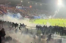 Gas Air Mata Melesat setelah Suporter Arema FC Malang turun Lapangan, dan kerusuhan semakin memanas, Sumber : pikiran-rakyat.com