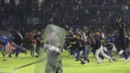 Kericuhan di Stadion Kanjuruhan Malang,dalam pertandingan antara Arema FC vs Persebaya Surabaya, Sabtu (01/10/2022)/ Foto: CNN Indonesia 