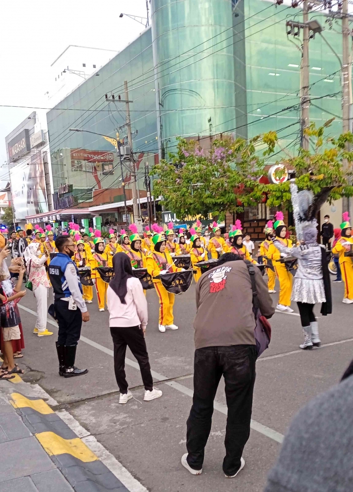 Grup marching band SMAN 6 kota Madiun dalam acara Parade Senja (dokpri by IYeeS) 