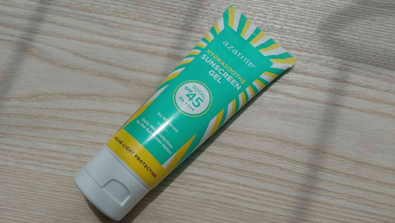 Azarine Hydrasoothe Sunscreen Gel dengan total SPF 45 PA++++ (sumber: dokumentasi pribadi)