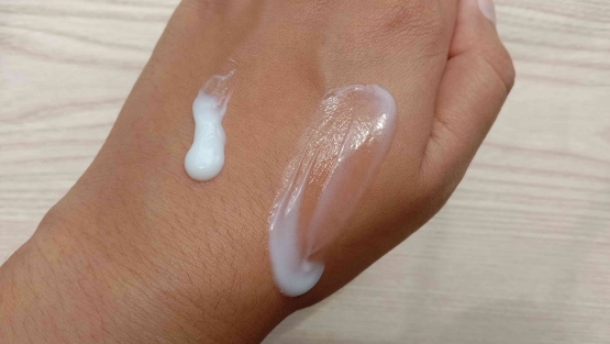 gel sunscreen saat baru dioleskan di kulit (kiri) dan saat beberapa kali dioles berubah menjadi lebih cair (kanan)/(sumber: dokumentasi pribadi)