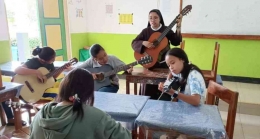 Pendampingan bagi Kelompok gitar/ Smpk Don Bosco Atambua. Foto.dok.pri