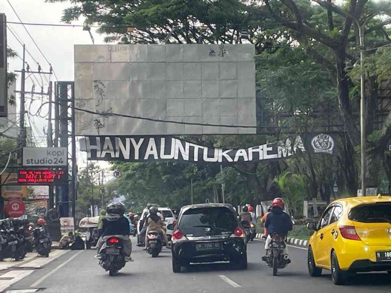 Spanduk Hanya Untuk  Aremania di Jembatan Soehat Kota Malang (Sumber  Gambar : Hamim Thohari Majdi)