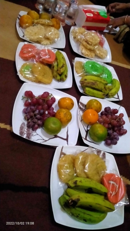 Aneka jajanan pasar dan buah Jamilan ringan penggoda selera (dokpri)