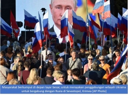Image: Masyarakat ikut merayakan proklamasi 4 wilayah Ukraina menjadi bagian Rusia. (Photo by AP via Aljazeera.com)