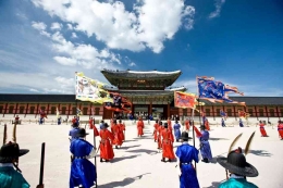 Upacara penggantian pengawal di Istana Gyeongbokgung-Seoul. Sumber: www.english.visitkorea.or.kr