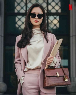 Business woman outfil ala Hong Cha Young 'Vincenzo' (sumber: Vogue)